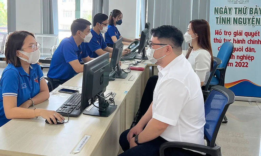 Đoàn viên, thanh niên Cục Thuế TPHCM hướng dẫn thủ tục  hành chính cho người dân và doanh nghiệp