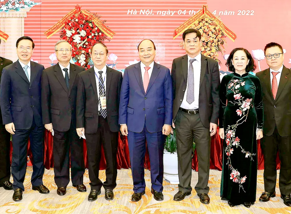 Chủ tịch nước Nguyễn Xuân Phúc với các đồng chí lãnh đạo,  nguyên lãnh đạo Đảng và Nhà nước tham dự lễ kỷ niệm 15 năm  Ngày thành lập Đảng bộ Khối các cơ quan Trung ương. Ảnh: TTXVN