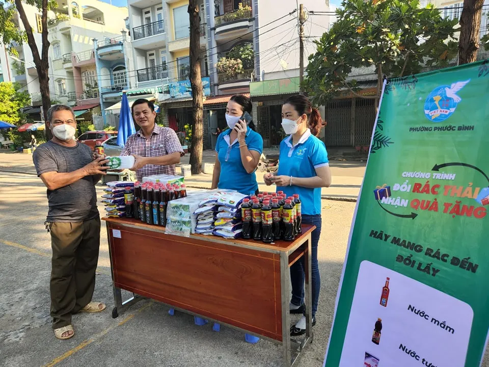 Đổi rác sinh hoạt lấy nhu yếu phẩm thiết yếu ảnh 1