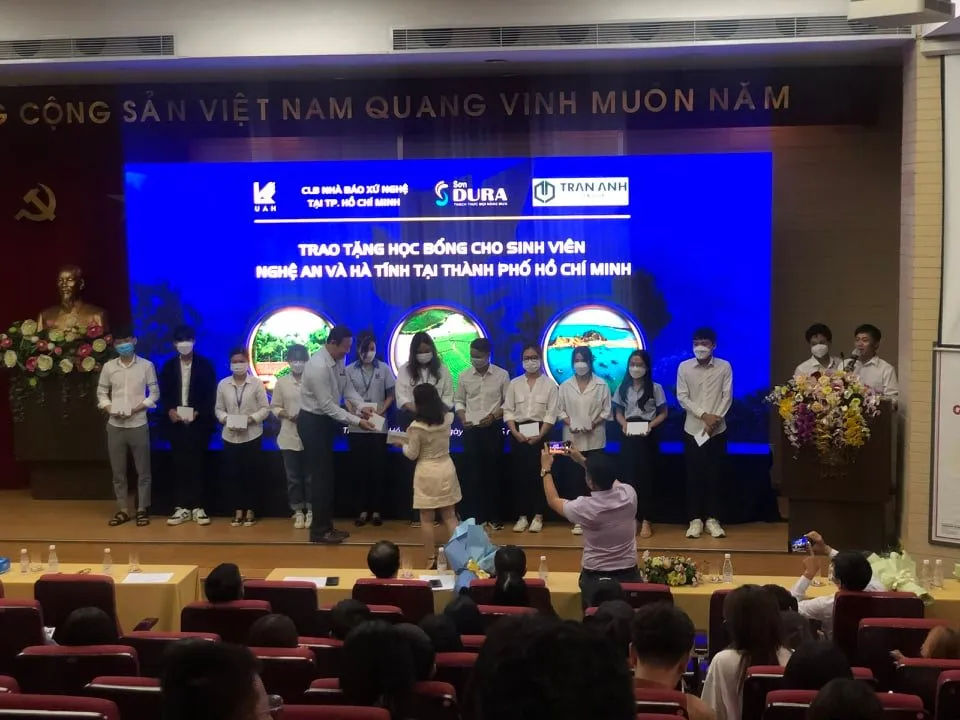 CLB Nhà báo xứ Nghệ tại TPHCM cùng doanh nghiệp trao học bổng cho sinh viên nghèo vượt khó  ảnh 2