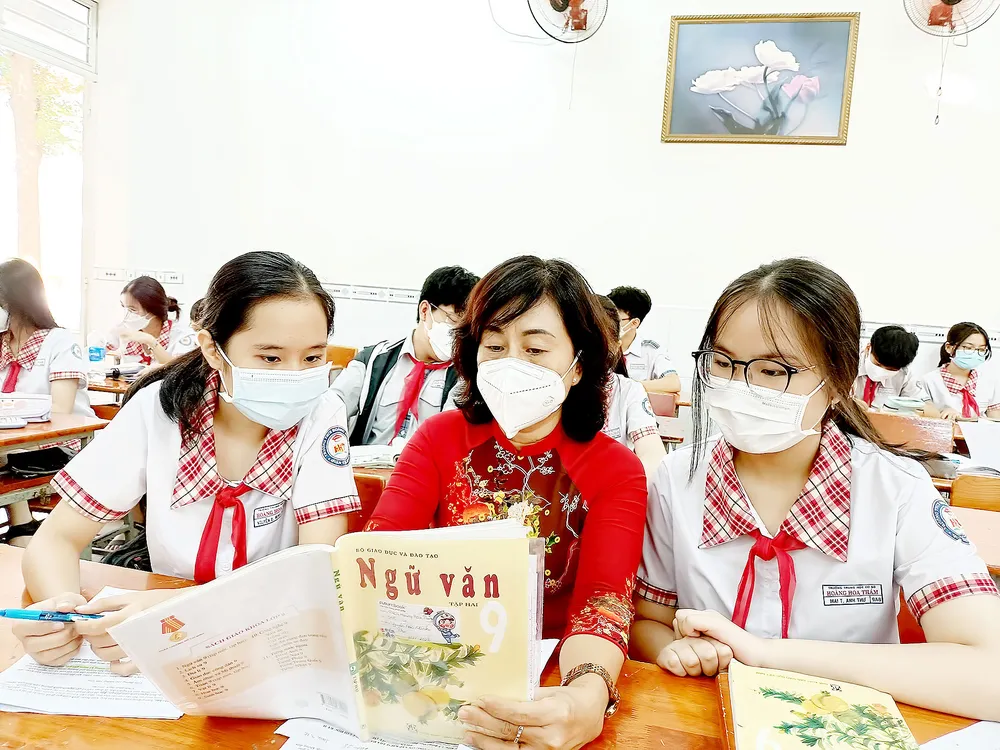 Cô trò Trường THCS  Hoàng Hoa Thám (quận Tân Bình, TPHCM) trong giờ học  cuối tháng 4-2022. Ảnh: THU TÂM