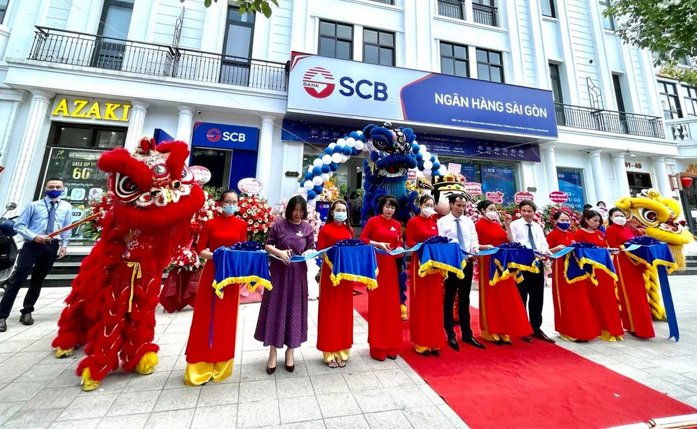 Các Đại biểu cắt băng khai trương Trụ sở mới SCB Hùng Vương