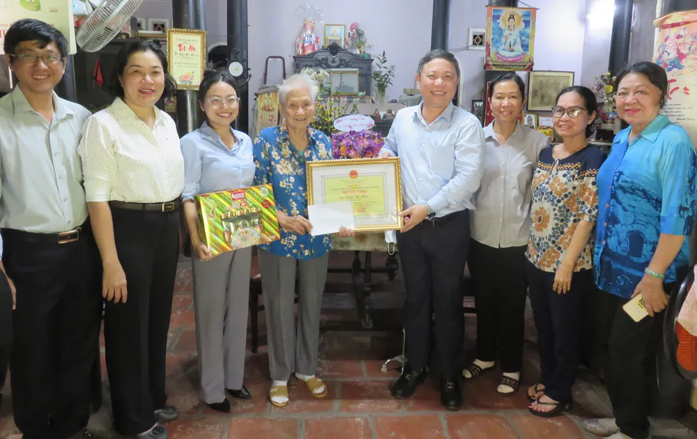Phó Chủ tịch  UBND TPHCM Dương Anh Đức  tặng quà, chúc thọ  cụ Vương Thị Minh