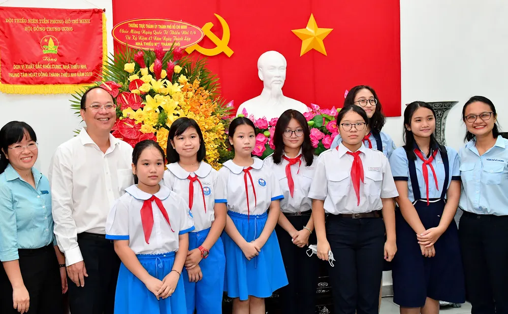 Phó Bí thư Thành ủy TPHCM Nguyễn Hồ Hải tặng hoa chúc mừng Nhà Thiếu nhi TPHCM. Ảnh: VIỆT DŨNG