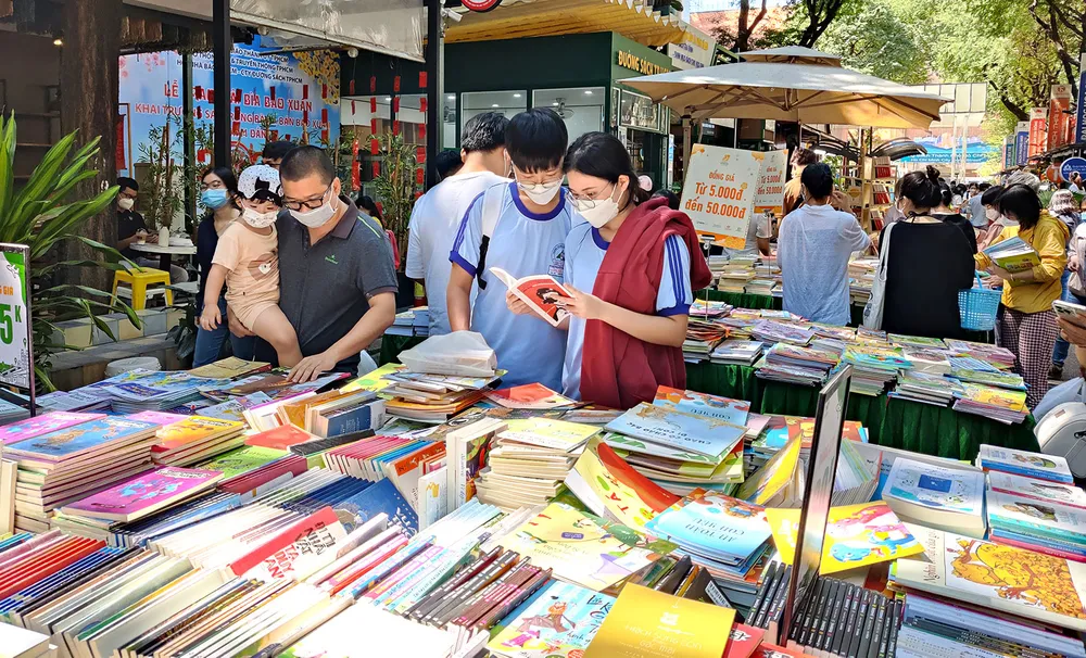 Bạn đọc thỏa thích lựa chọn sách  tại Đường sách TPHCM