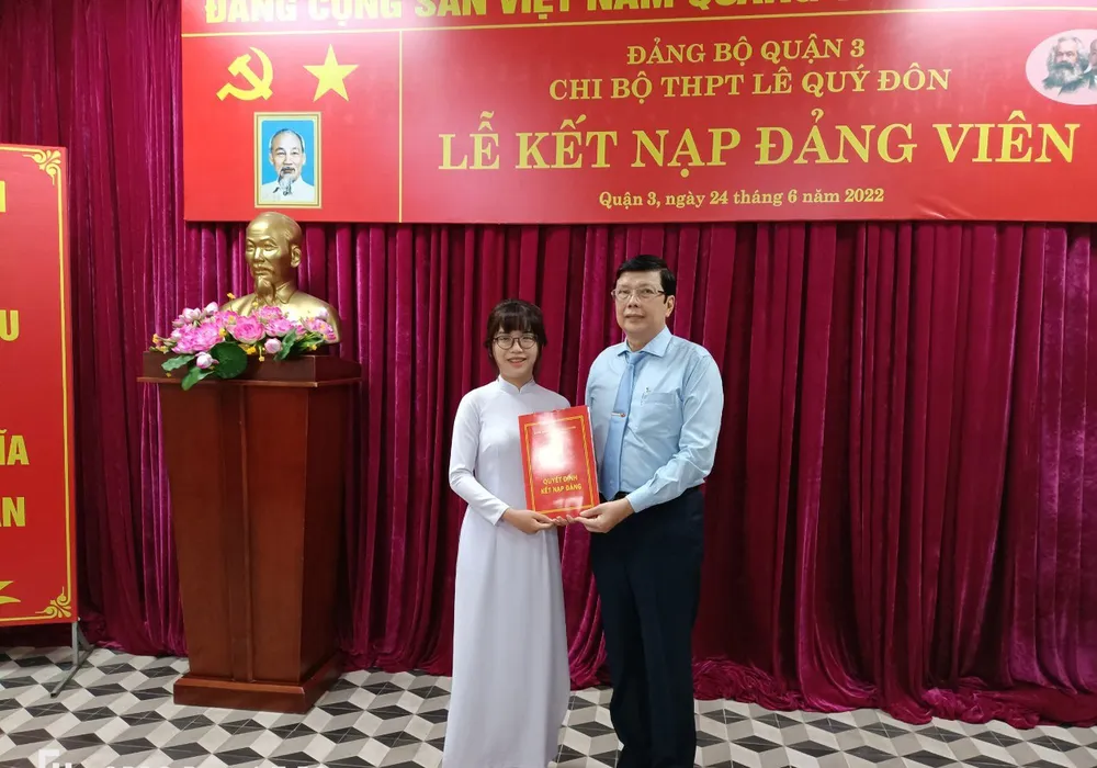  Bùi Nguyễn Quế Trân tại lễ  kết nạp Đảng