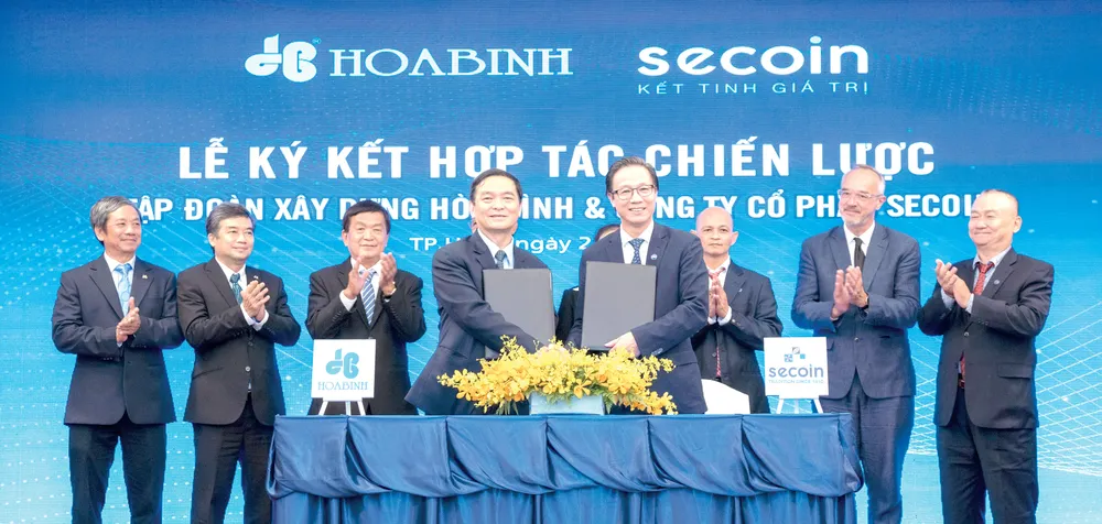 Ông Lê Viết Hải - Chủ tịch Tập đoàn Xây dựng Hòa Bình (trái) và ông Đinh Hồng Kỳ -  Chủ tịch HĐQT Công ty Secoin tại buổi Lễ Ký kết