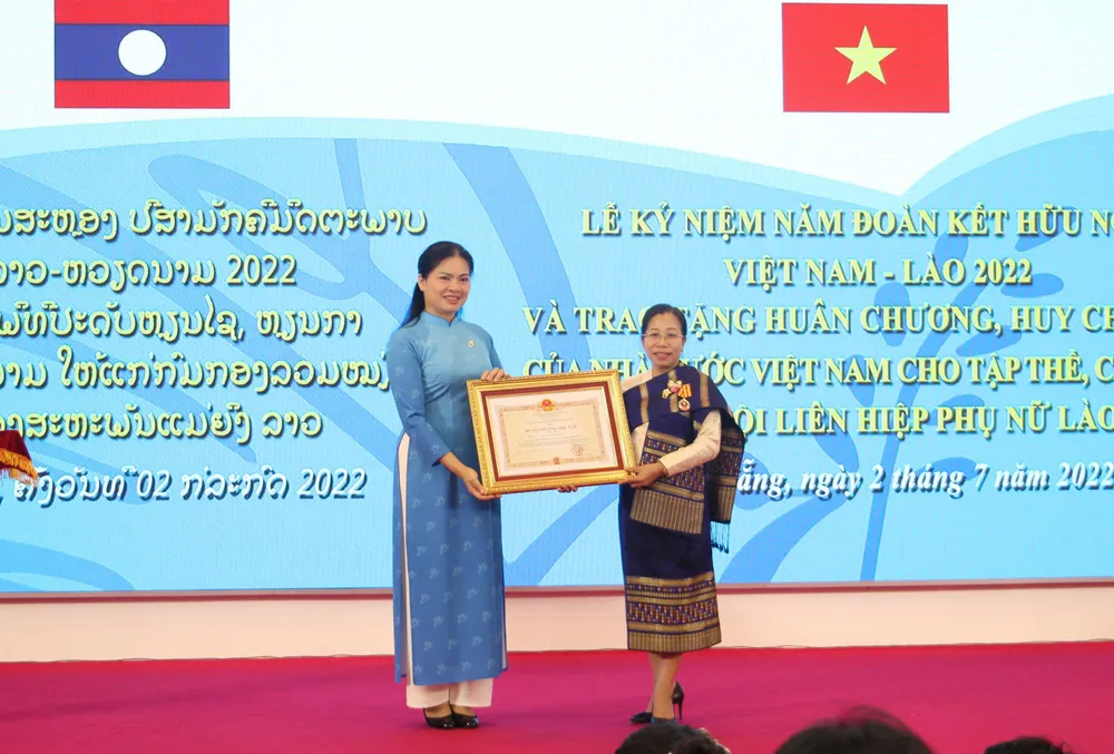 Trao tặng huân chương, huy chương của Nhà nước Việt Nam cho tập thể, cá nhân Hội LHPN Lào