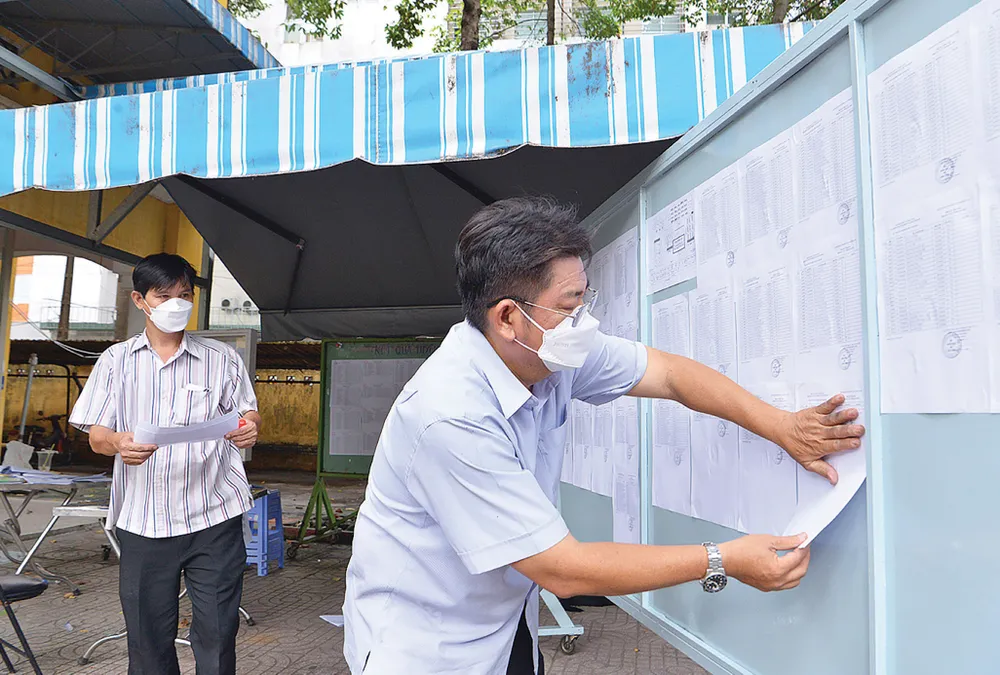 Niêm yết danh sách thí sinh tại điểm thi  Trường THCS Hồng Bàng, quận 5, TPHCM. Ảnh: CAO THĂNG