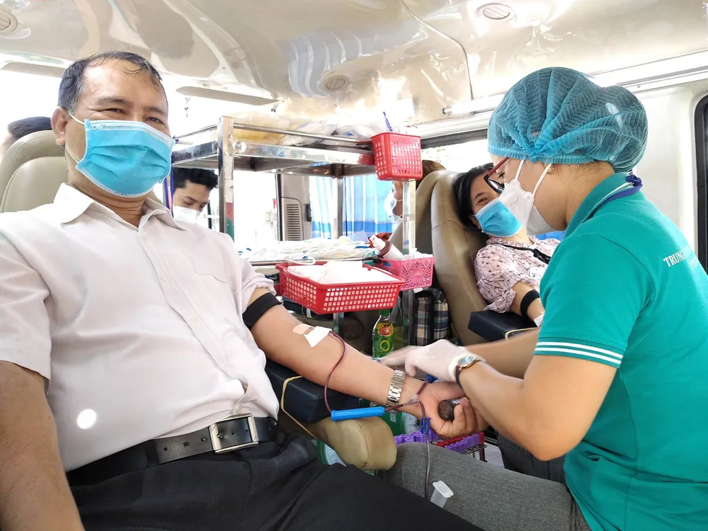 Với 66 lần tham gia hiến máu, ông Huỳnh Quốc Dân  cảm thấy hạnh phúc khi có vợ và con cùng đồng hành