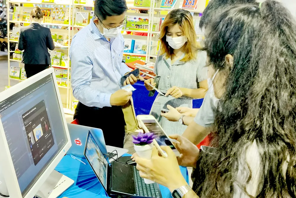 Ngày nay, sách giấy không còn là độc tôn của ngành xuất bản mà có thêm nhiều  hình thức với các nền tảng khác nhau