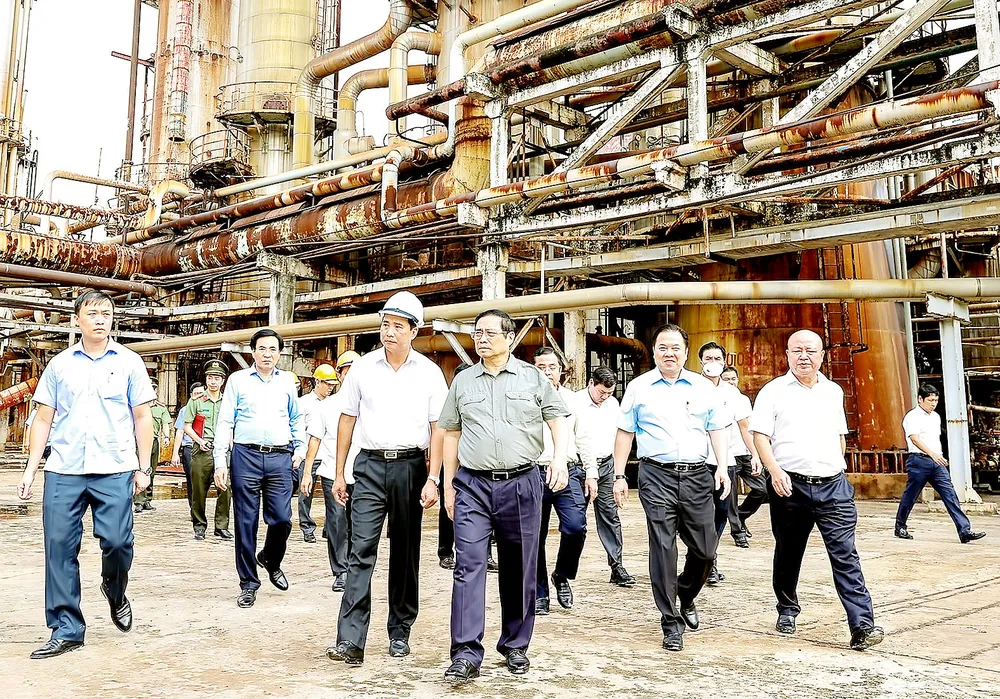 Thủ tướng  Phạm Minh Chính kiểm tra  hoạt động  của Nhà máy  đạm Hà Bắc. Ảnh:  VIẾT CHUNG