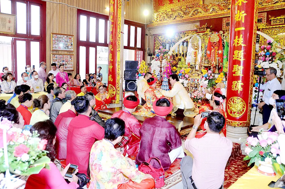 Thực hành nghi lễ hầu đồng tại Đền thờ Đức Thánh Mẫu Phủ Dầy  phối thờ Hai Bà Trưng (quận Bình Thạnh) vào sáng 15-8