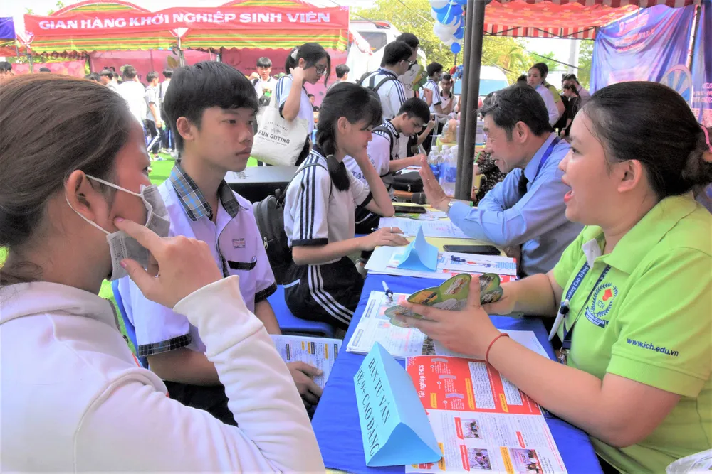 Học sinh tham gia ngày hội  tư vấn  tuyển sinh  tại Trường Cao đẳng Quốc tế TPHCM