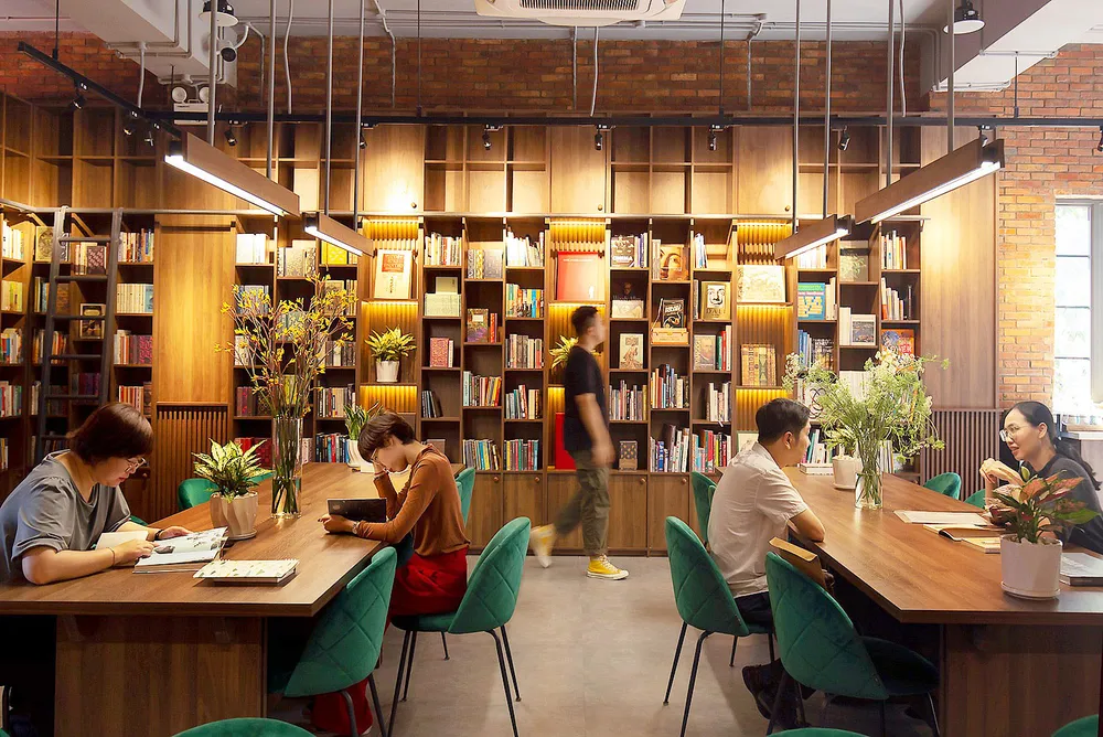 Bạn trẻ chuẩn bị tâm thế thoải mái trước khi tìm thấy sự hòa hợp ở môi trường làm việc tập thể. Ảnh:  NAM THI HOUSE