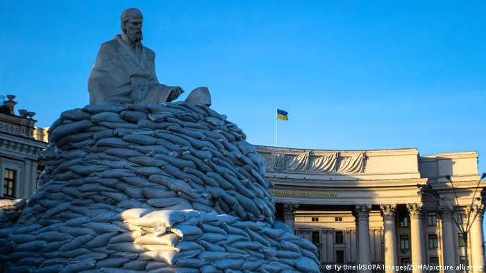 Dùng bao cát bảo vệ các pho tượng  tại Quảng trường Mykhailivska, Ukraine