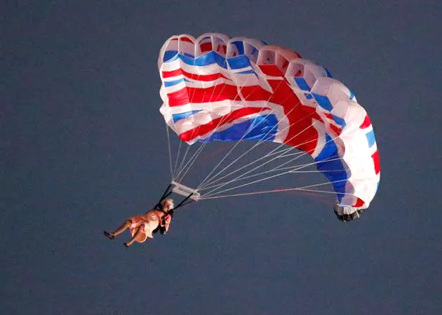 Nữ hoàng Anh và tình yêu với thể thao ảnh 2