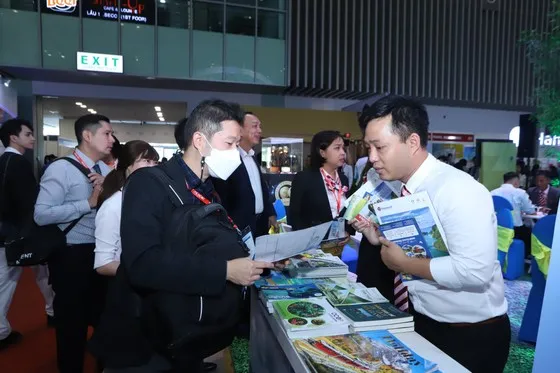 Khách trong nước và quốc tế tham quan, tìm hiểu thông tin tại ITE HCMC 2022