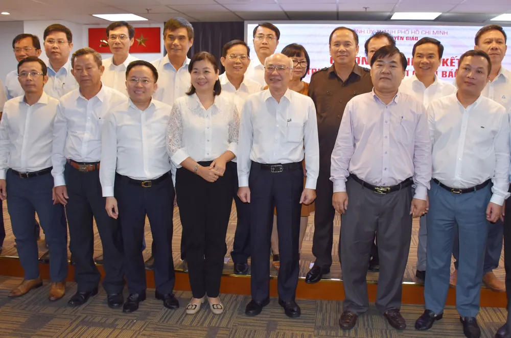 Trưởng Ban Tuyên giáo Thành ủy TPHCM Phan Nguyễn  Như Khuê cùng lãnh đạo  các cơ quan  báo chí tại chương trình ký kết phối hợp truyền thông năm 2022. Ảnh: THU HƯỜNG