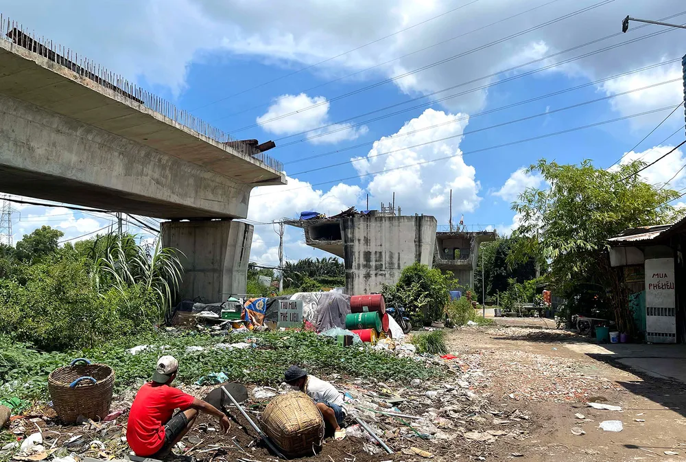 Cầu Nam Lý ngừng thi công nhiều năm nên phần dưới cầu  trở thành nơi tập kết phế liệu. Ảnh: TIẾN MINH