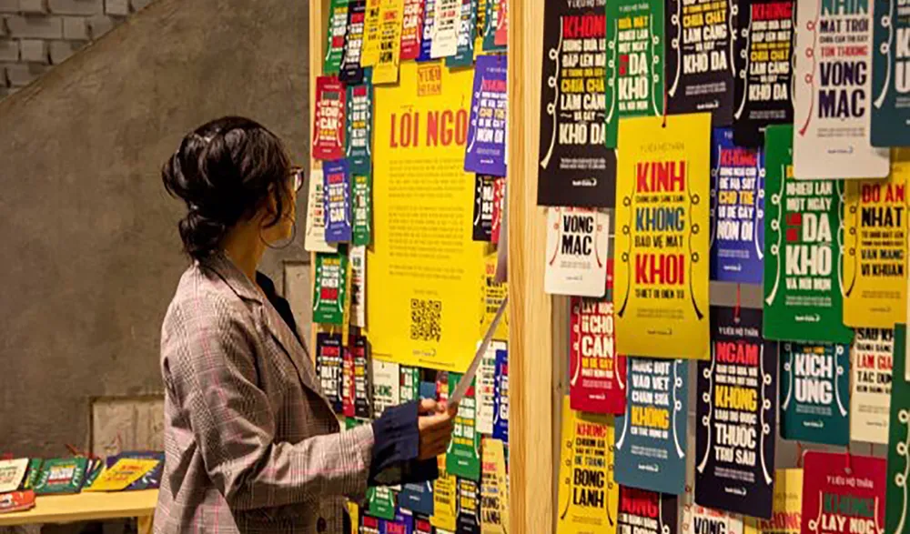 Bạn trẻ tham quan triển lãm  “Y liệu  hộ thân”