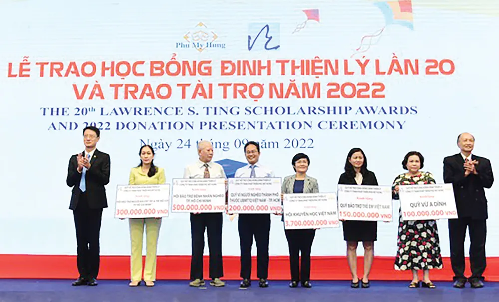 Công ty Phú Mỹ Hưng, Quỹ Đinh Thiện Lý trao học bổng  và tài trợ cho các em HS-SV