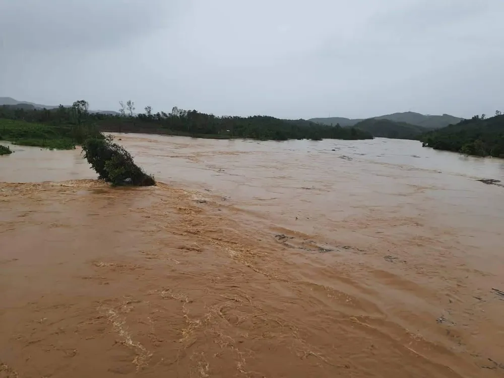 Tâm bão số 4 trên đất liền khu vực Thừa Thiên-Huế đến Quảng Ngãi ảnh 5