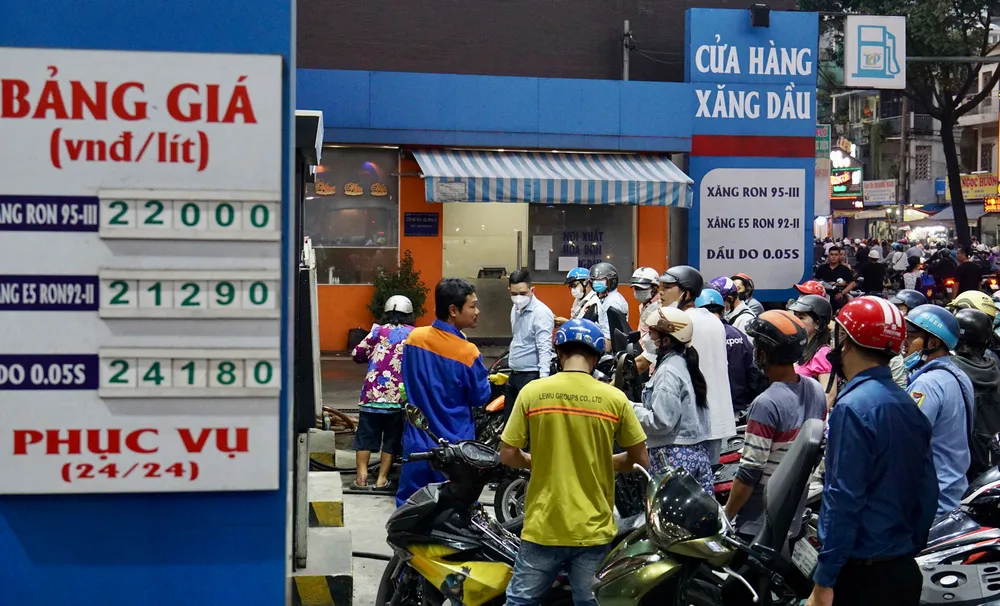 Người dân vẫn chen chúc chờ đổ xăng tại cửa hàng xăng dầu góc đường Võ Thị Sáu - Phạm Ngọc Thạch (TPHCM)  sau khi liên bộ Tài chính - Công thương  điều chỉnh giá xăng dầu chiều 11-10. Ảnh: HOÀNG HÙNG