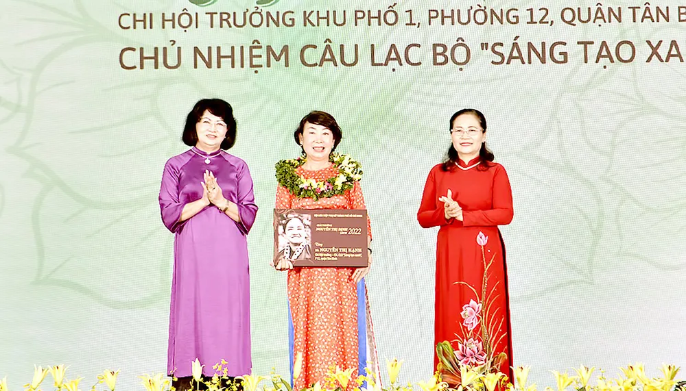 Nguyên Phó Chủ tịch nước Đặng Thị Ngọc Thịnh  và Chủ tịch HĐND TPHCM Nguyễn Thị Lệ  trao tặng giải thưởng Nguyễn Thị Định  cho các gương phụ nữ tiêu biểu. Ảnh: CAO THĂNG