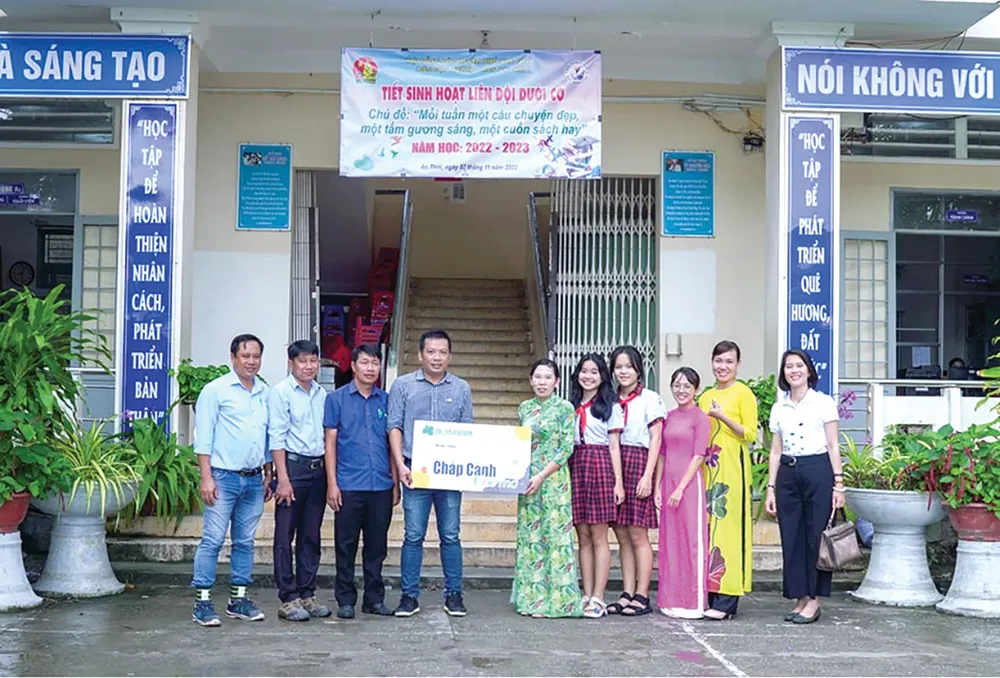 Đại diện Trường THCS An Thới 1 (Phú Quốc) nhận tủ sách Chắp cánh ước mơ  từ Tập đoàn Hòa Bình