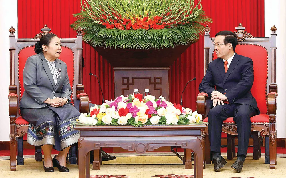 Đồng chí Võ Văn Thưởng tiếp đồng chí Sisay Leudetmounsone.  Ảnh: TTXVN