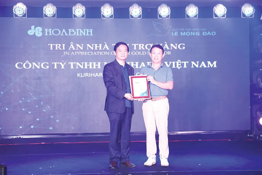 Chủ tịch Lê Viết Hải trao kỷ niệm chương và thư cảm ơn tới nhà tài trợ