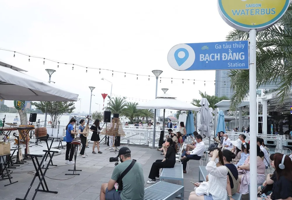 Khu vực nhà ga bến tàu thủy  Bạch Đằng thu hút nhiều bạn trẻ  vì không gian thoải mái, chương trình âm nhạc cộng đồng không thu phí