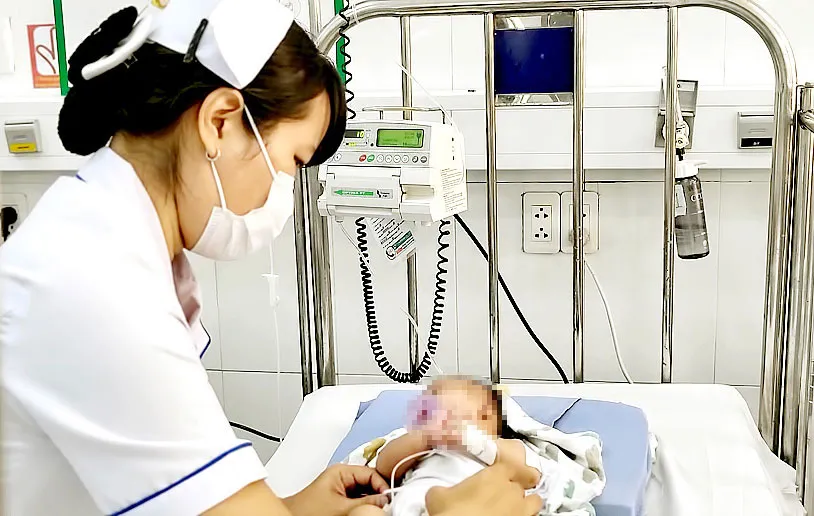 Bác sĩ Bệnh viện Nhi đồng 2 (TPHCM) thăm khám  cho bệnh nhi bị viêm hô hấp