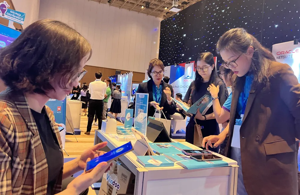 Tìm hiểu các ứng dụng chuyển đổi số tại Ngày hội Khởi nghiệp đổi mới sáng tạo 2022 ở TPHCM.  Ảnh: T. BA