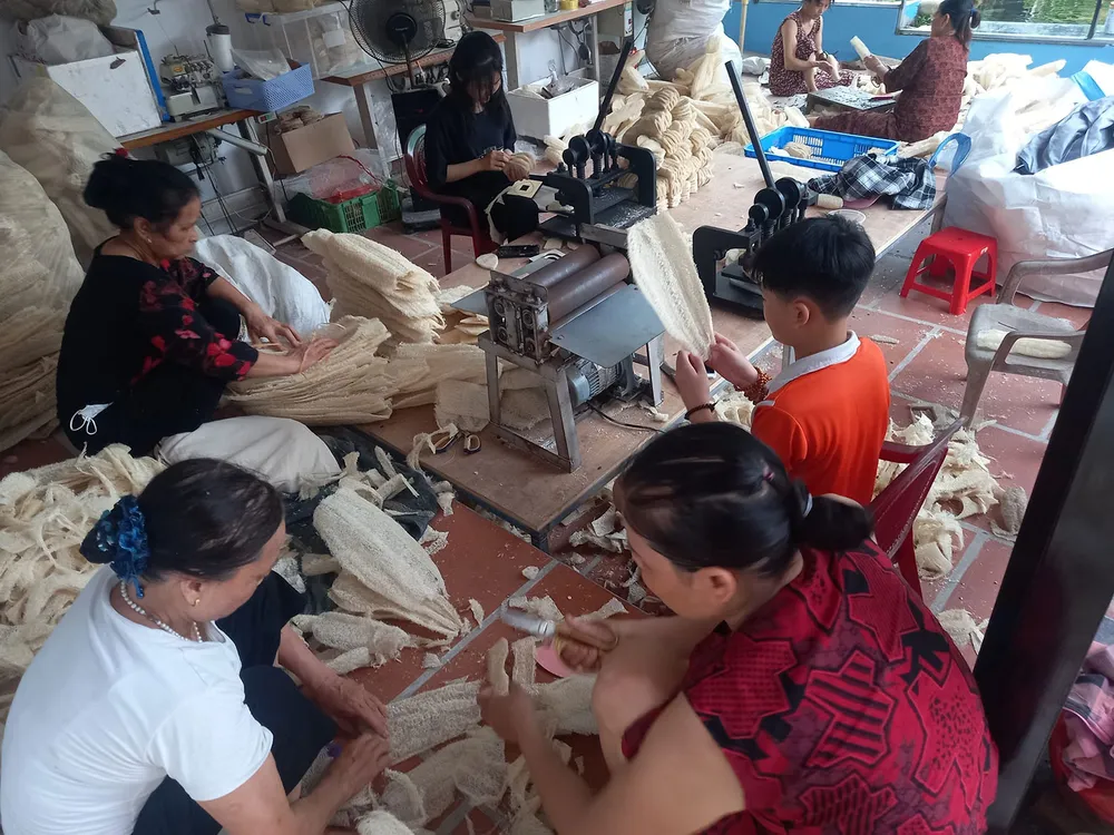 Xưởng gia công và sản xuất xơ mướp tạo việc làm cho người lao động địa phương