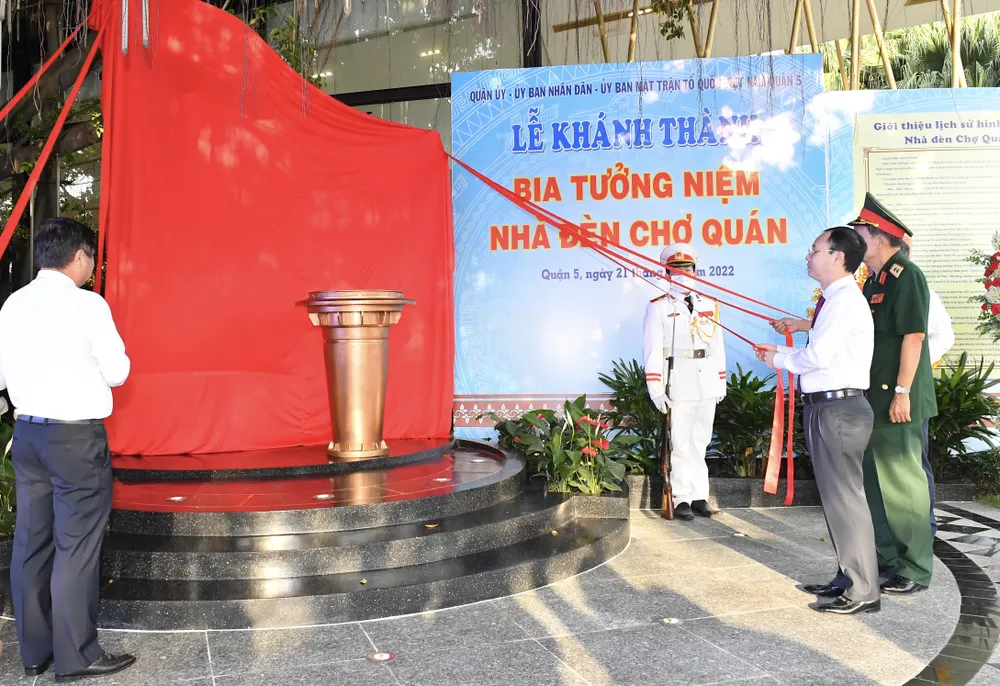 Phó Bí thư Thành ủy TPHCM Nguyễn Văn Hiếu cùng các đại biểu thực hiện nghi thức khánh thành Bia tưởng niệm Nhà đèn Chợ Quán. Ảnh: VIỆT DŨNG 