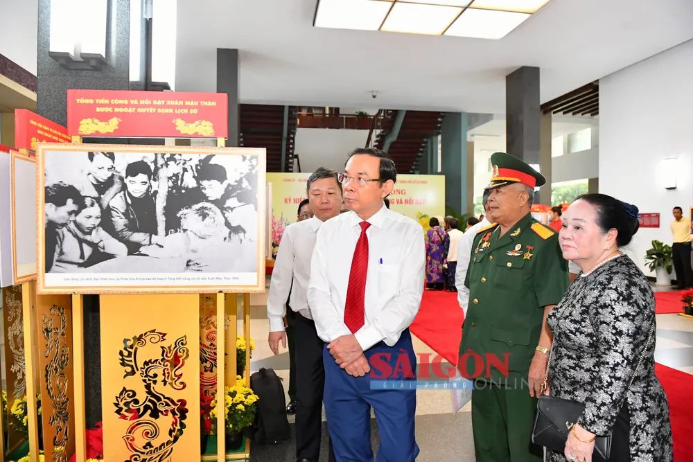 Bí thư Thành ủy TPHCM Nguyễn Văn Nên cùng các đại biểu xem triển lãm tại buổi Họp mặt truyền thống Kỷ niệm 55 năm cuộc Tổng tiến công và nổi dậy xuân Mậu Thân 1968. Ảnh: VIỆT DŨNG Bí thư Thành ủy TPHCM Nguyễn Văn Nên cùng các đại biểu xem triển lãm tại buổi Họp mặt truyền thống Kỷ niệm 55 năm cuộc Tổng tiến công và nổi dậy xuân Mậu Thân 1968. Ảnh: VIỆT DŨNG