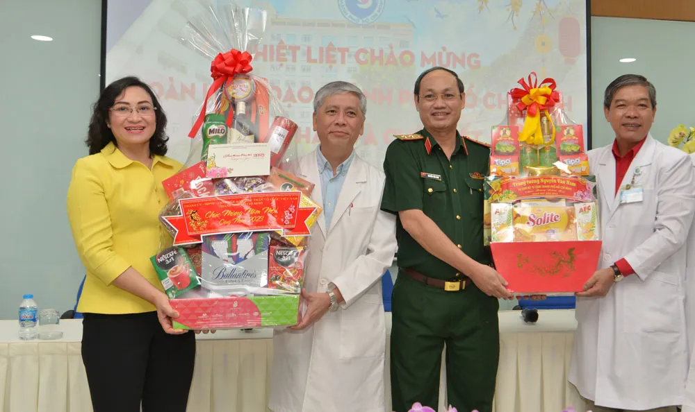 Thứ trưởng Bộ Công thương Phan Thị Thắng và Tư lệnh Bộ Tư lệnh TPHCM Nguyễn Văn Nam thăm, chúc tết Bệnh viện Từ Dũ. Ảnh: CAO THĂNG Thứ trưởng Bộ Công thương Phan Thị Thắng và Tư lệnh Bộ Tư lệnh TPHCM Nguyễn Văn Nam thăm, chúc tết Bệnh viện Từ Dũ. Ảnh: CAO THĂNG