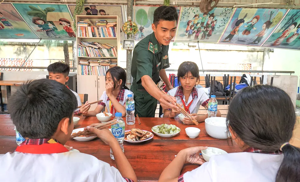 Chăm lobữa ăn trưa cho học sinh ấp đảo Thiềng Liềng