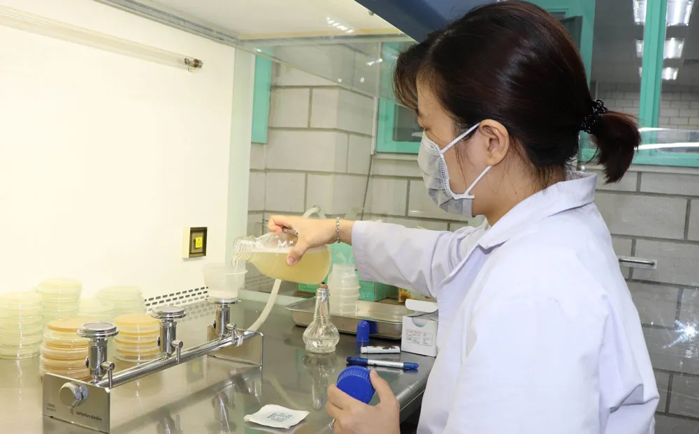 Nhân viên kiểm tra chất lượng nước tại Nhà máy nước Thủ Đức