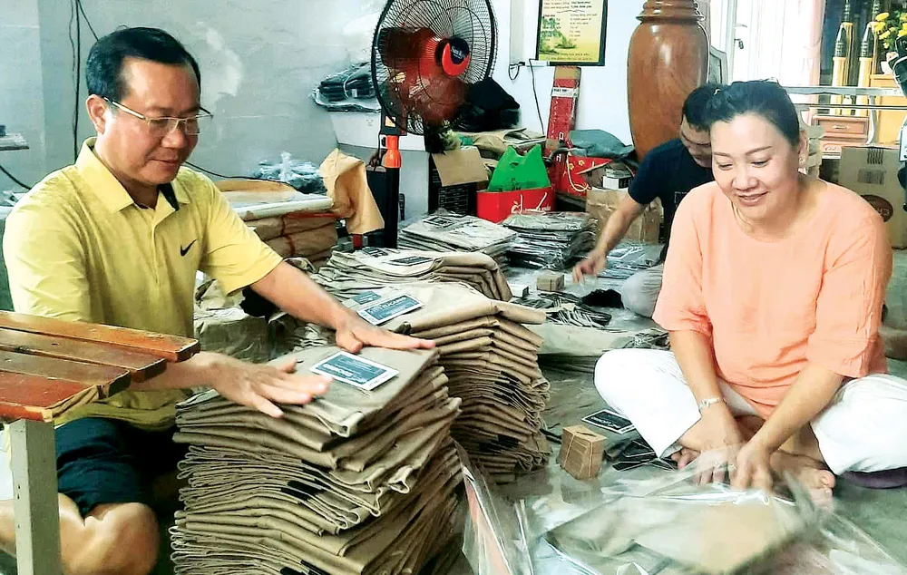 Vợ chồng chị Lê Lan Anh chuẩn bị quà tặng người nghèo dịp tết Vợ chồng chị Lê Lan Anh chuẩn bị quà tặng người nghèo dịp tết