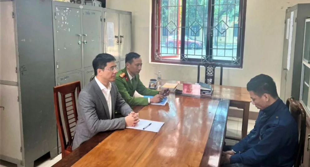 Lực lượng chức năng lấy lời khai đối tượng liên quan