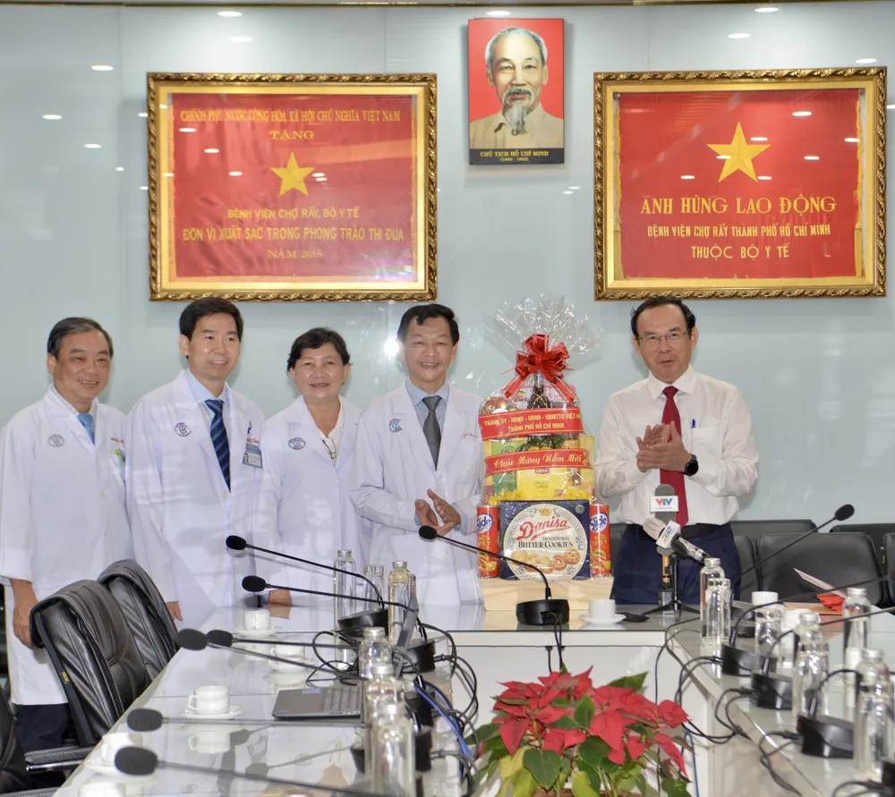 Đồng chí Nguyễn Văn Nên ghi nhận và đánh giá cao những đóng góp của tập thể Bệnh viện Chợ Rẫy trong công tác khám, chữa bệnh. Ảnh: CAO THĂNG