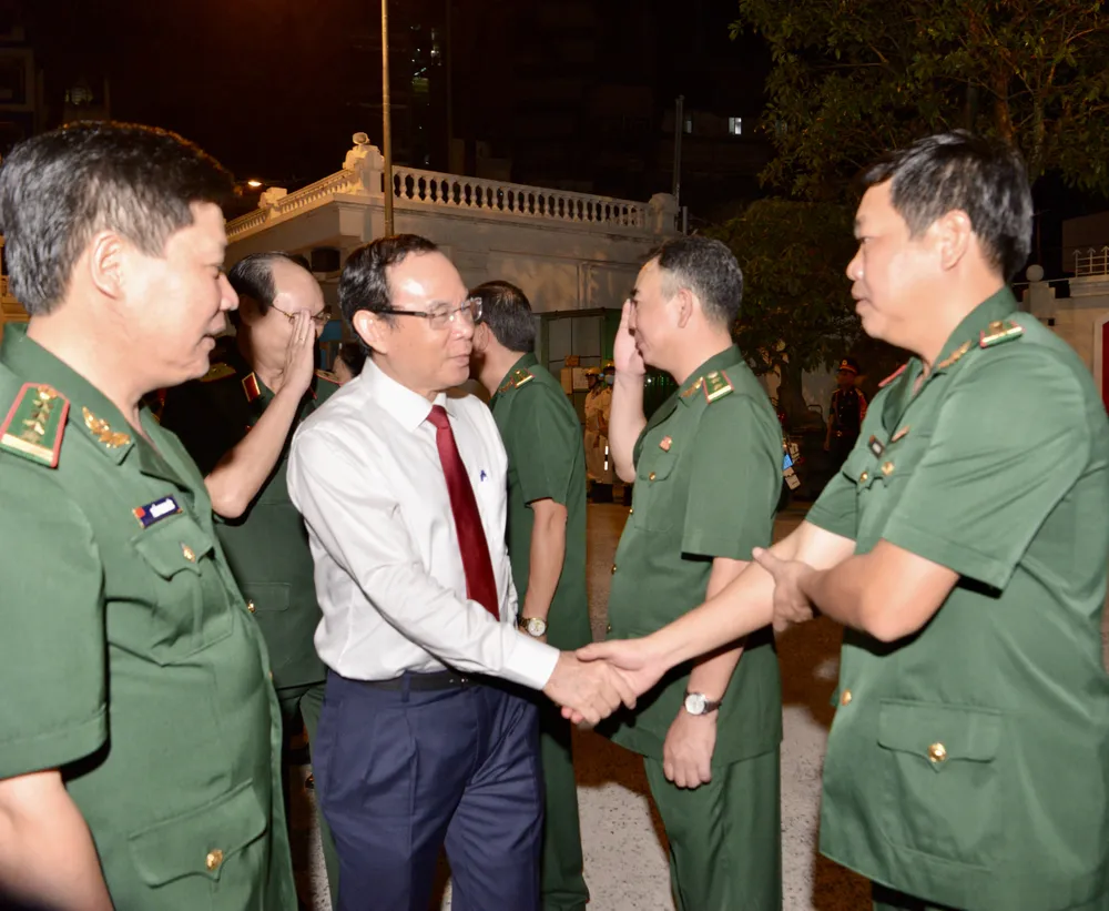 Bí thư Thành ủy TPHCM Nguyễn Văn Nên chúc tết chiến sĩ Bộ đội Biên phòng TPHCM. Ảnh: CAO THĂNG