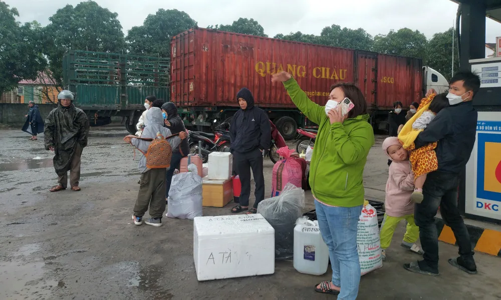 Nhiều người tại thị trấn Nghèn, Can Lộc, Hà Tĩnh, chờ đón xe vào các tỉnh thành phía Nam, ngày 27-1. Ảnh: DƯƠNG QUANG