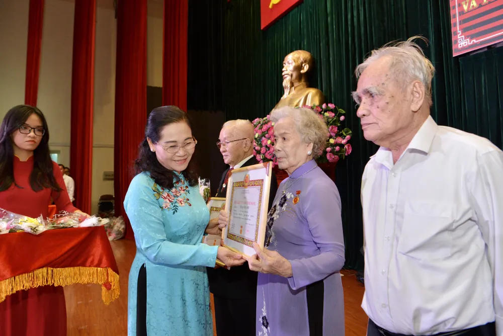 Đồng chí Nguyễn Thị Lệ, Phó Bí thư Thành ủy, Chủ tịch HĐND TPHCM trao Huy hiệu Đảng cho các đảng viên cao tuổi Đảng. Ảnh: CAO THĂNG
