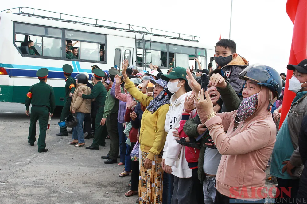 Người thân tạm biệt những đứa con lên đường nhập ngũ. Ảnh: NGUYỄN TRANG