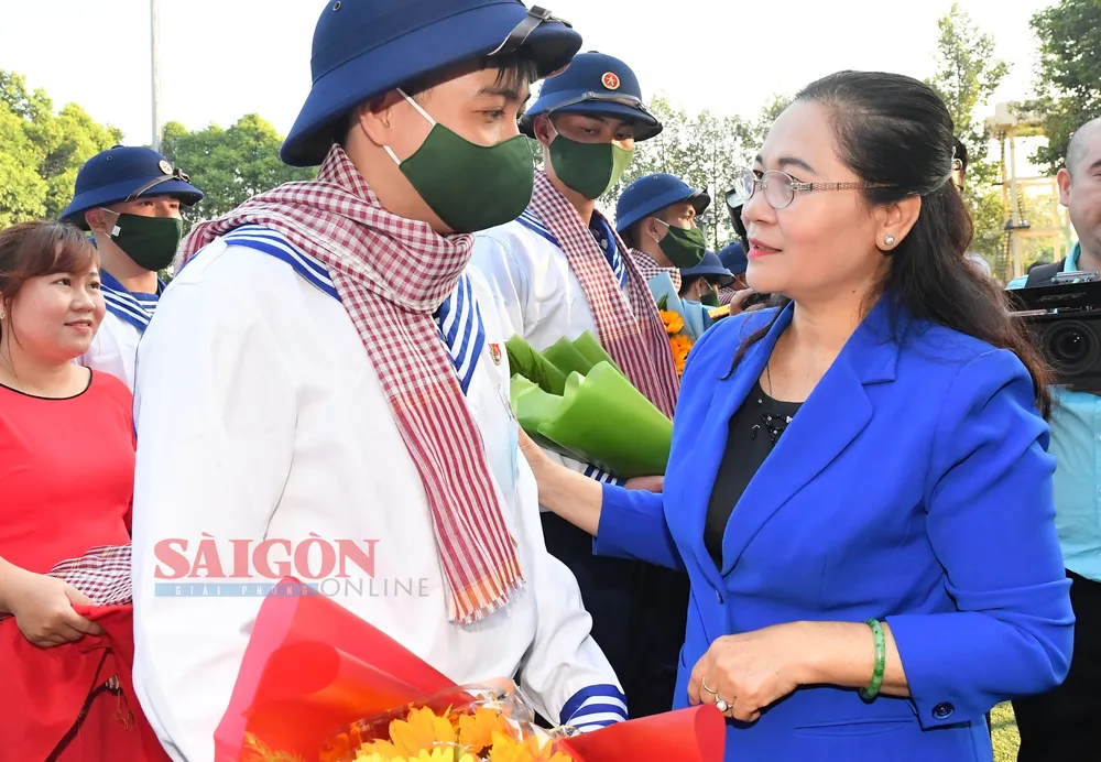 Chủ tịch HĐND TPHCM Nguyễn Thị Lệ động viên thanh niên TP lên đường nhập ngũ. Ảnh: VIỆT DŨNG