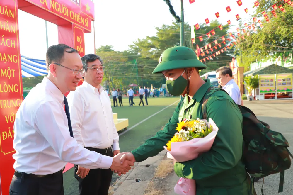 Bí thư Quận ủy quận 4 Nguyễn Quốc Thái động viên tinh thần tân binh trước giờ lên đường nhập ngũ